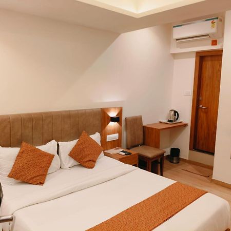 Hotel Black Burn มุมไบ ภายนอก รูปภาพ